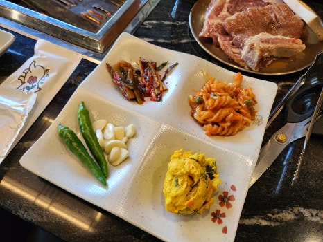 육미향 숯불 불판 위 양념 돼지갈비