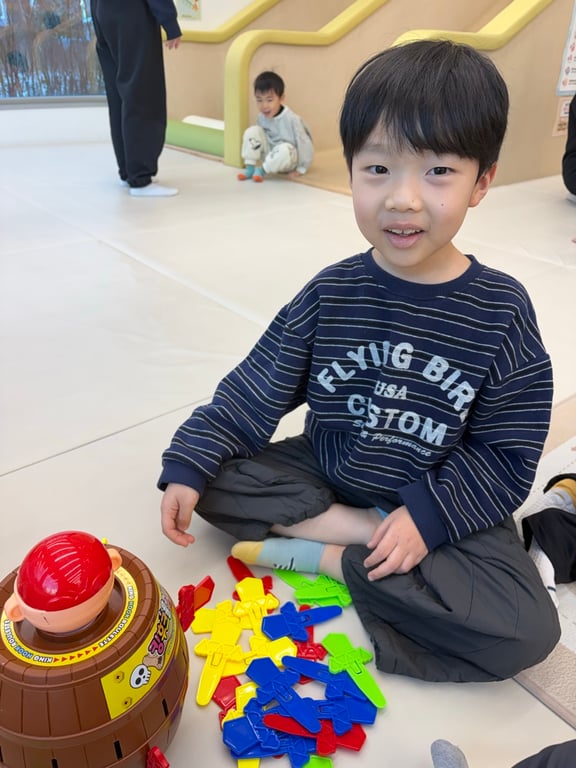 서울형 키즈카페 해적 룰렛 보드게임 앞에서 미소짓는 7세 남아