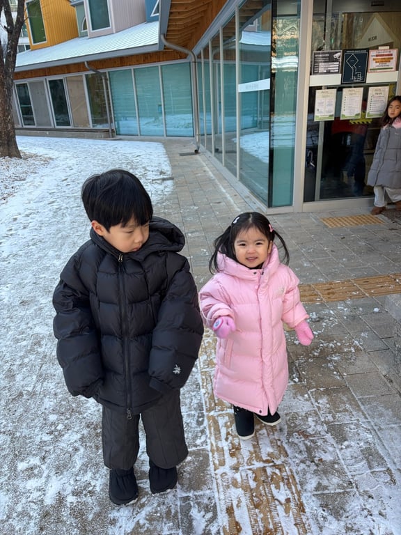 서울형 키즈카페 중평공원점 입구 앞에서 7세 남아와 4세 여아 남매