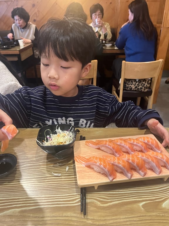 8세 아들이 스시텐 연어초밥 앞에서 즐거워하는 모습