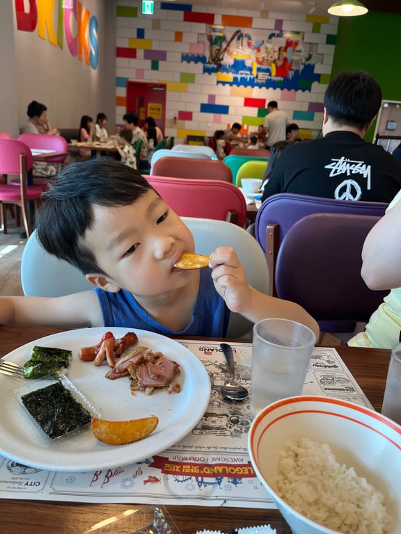 레고랜드 호텔 조식 뷔페 — 소시지·밥·김을 먹는 남자아이