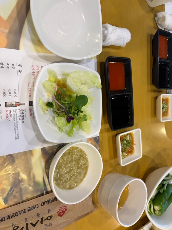 하남 어시장 코스 첫 서빙 — 죽, 샐러드, 소스류