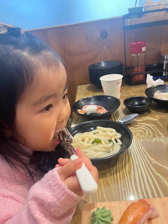 5세 딸아이가 스시텐 서비스 우동을 포크로 맛있게 먹는 모습
