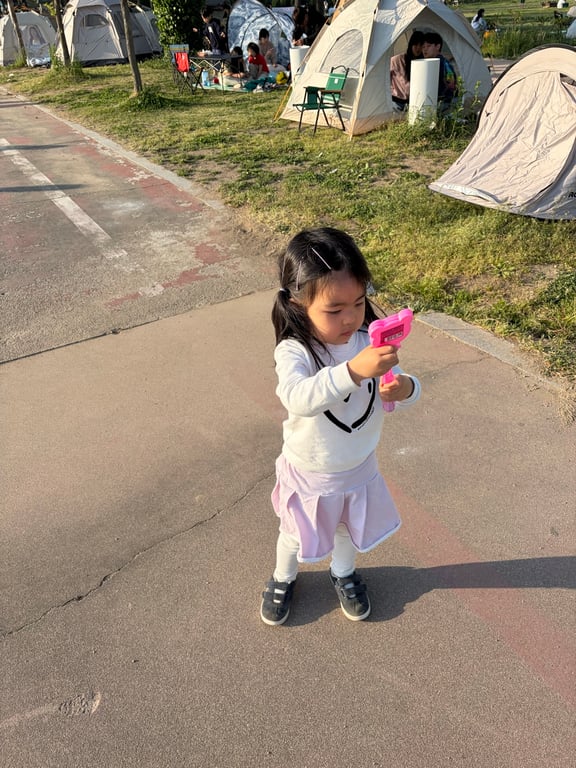 구리한강시민공원 인라인스케이트장 옆 산책로를 걷는 아이