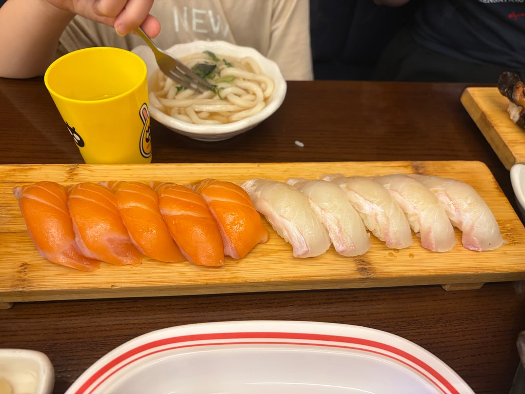 정담초밥 연어+대광어 찬판 메뉴 10피스 — 아이와 함께 식사하는 모습