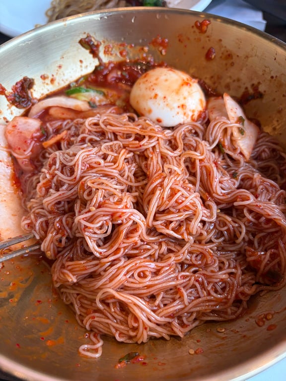 훈장골 하남점 함흥비빔냉면 달걀과 김치 곁들임