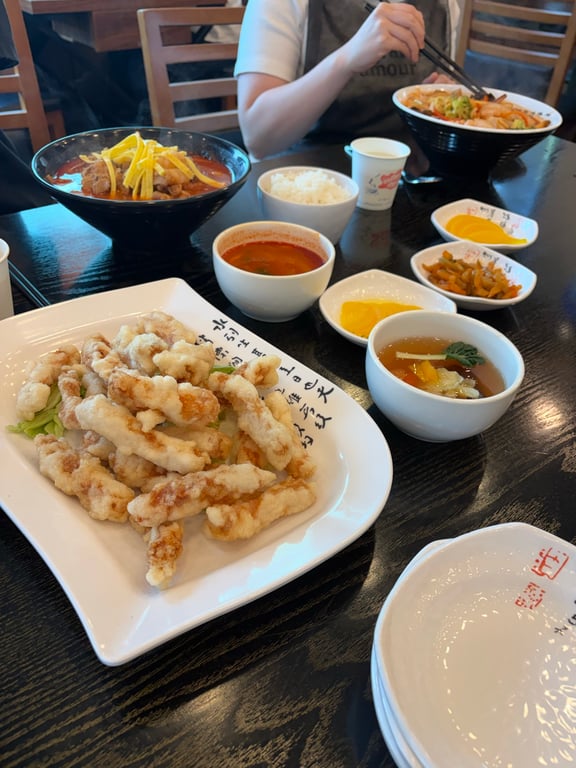 연화산 테이블 전경 — 탕수육, 짬뽕, 짜장면, 반찬이 가득한 상차림