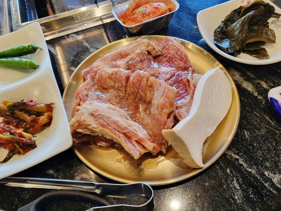 육미향 전체 상차림 테이블 — 청국장과 셀프바 반찬 구성