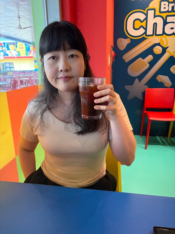 브릭 파티 카페에서 아이스커피를 마시며 쉬는 모습