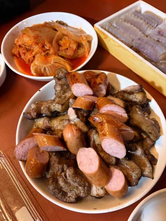 숯불에 구운 돼지고기와 소세지 — 카라반 바베큐 저녁 메뉴