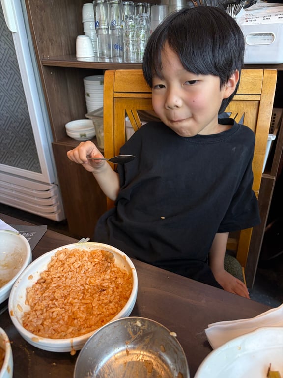 훈장골 하남점에서 된장찌개밥을 먹고 있는 아들 만족스러운 표정