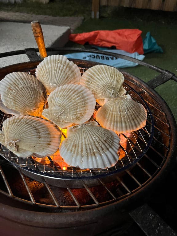 글램탐다오 야외 바비큐 그릴에서 구워지는 가리비