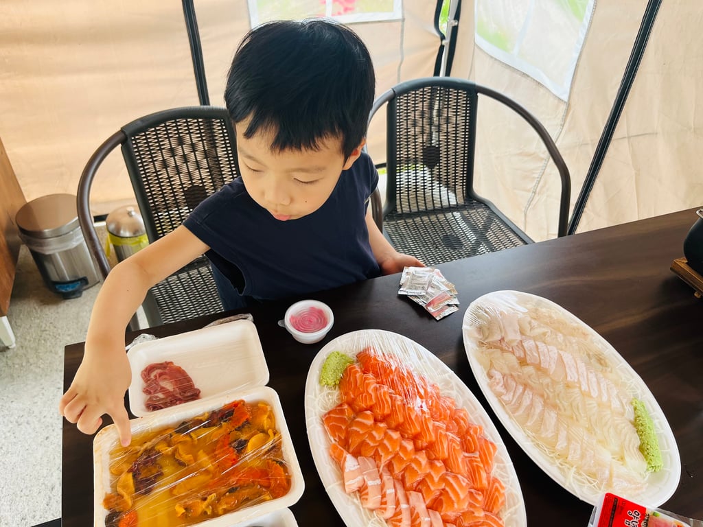 연어 사시미를 앞에 두고 군침 흘리는 아이