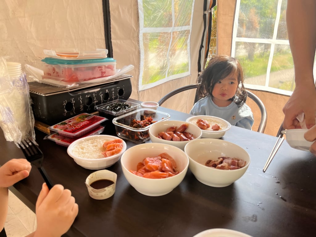 글램탐다오 글램핑 다음 날 아침 식사를 하는 두 아이