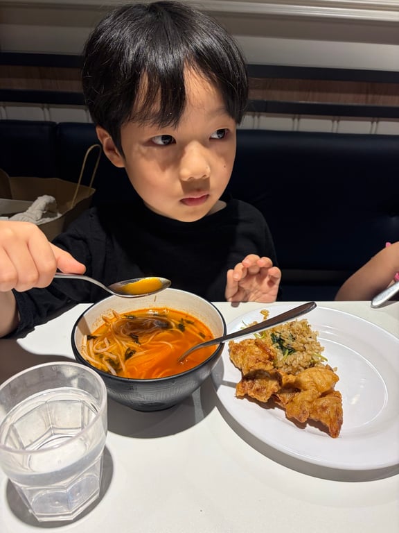 애슐리퀸즈 아들이 토마토 라면 국물 먹는 모습