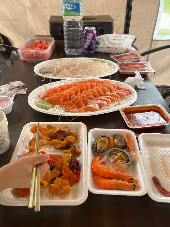 글램탐다오 글램핑 저녁 연어·새우·홍합 시푸드 만찬 상차림