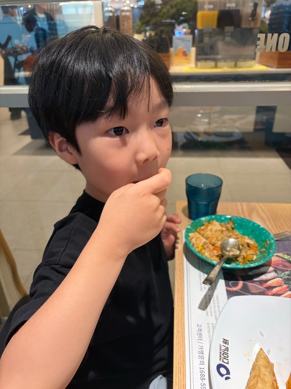 8세 아들이 다이닝원 뷔페에서 맛있게 먹고 엄지척하는 모습