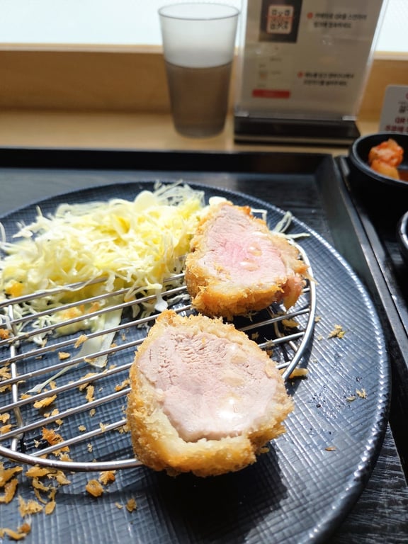 설카츠 안심카츠에 핑크솔트 뿌리는 장면