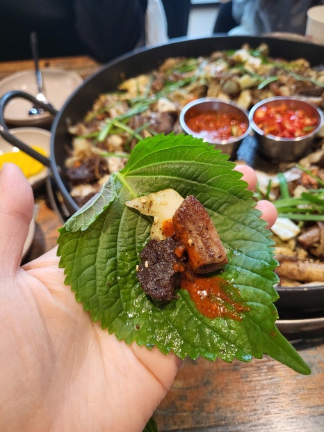칠구네 백순대 곱창볶음 먹는 장면