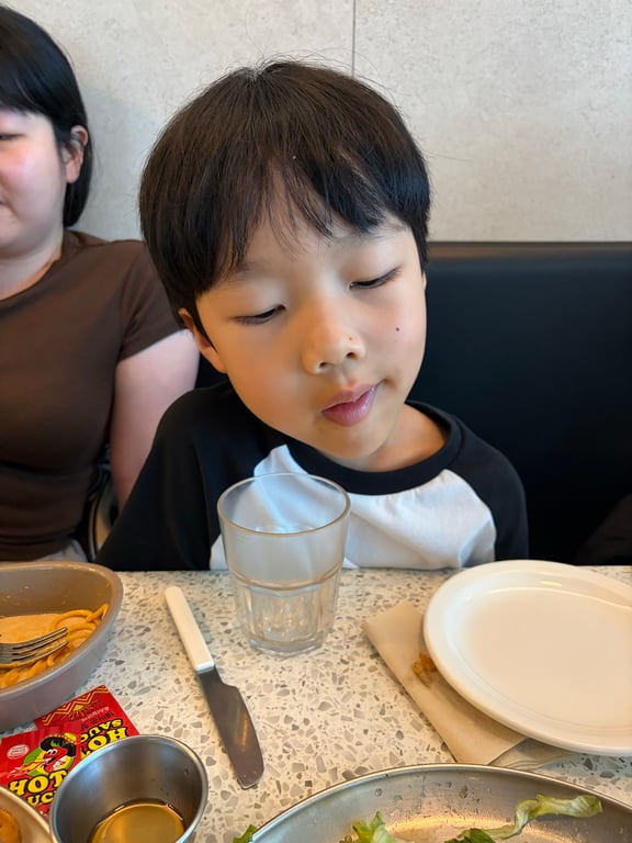 브런치빈에서 식사 중인 아들