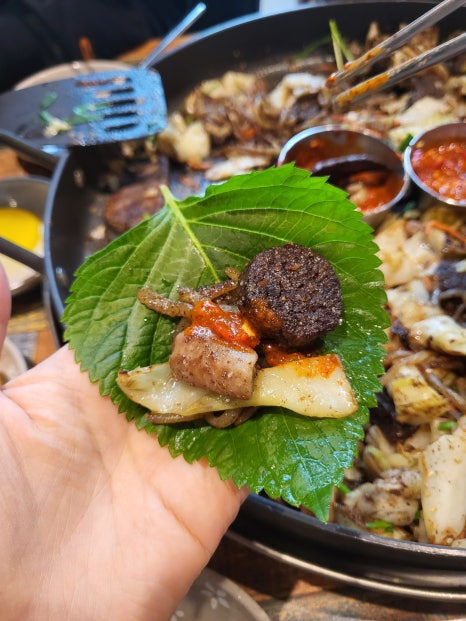 칠구네 깻잎에 백순대 쌈 싸먹기