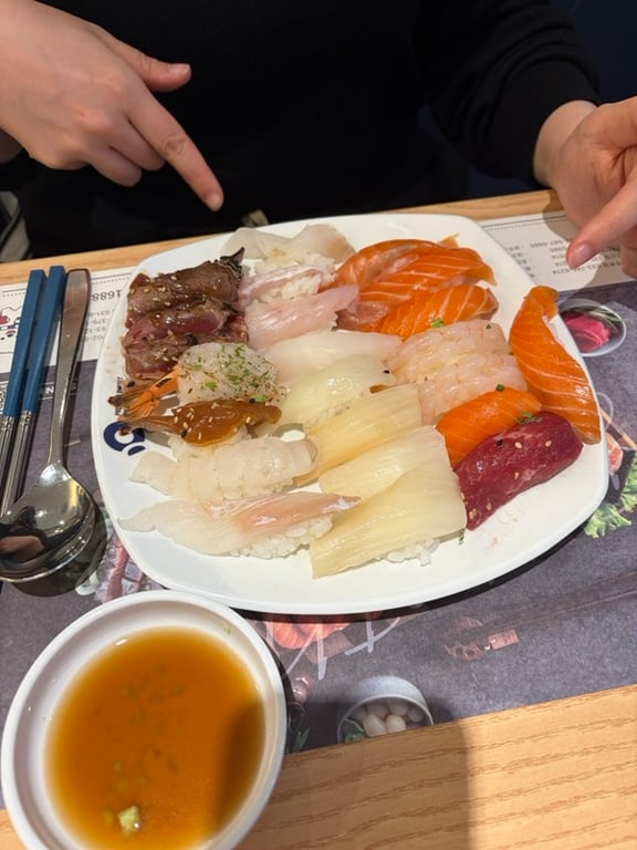 다이닝원 청량리점 스시 접시 클로즈업 연어초밥 참치초밥 흰살생선초밥 간장종지