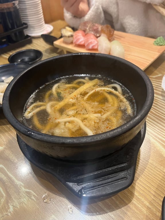 스시텐 서비스 우동 철냄비 — 깊은 국물, 리필 가능