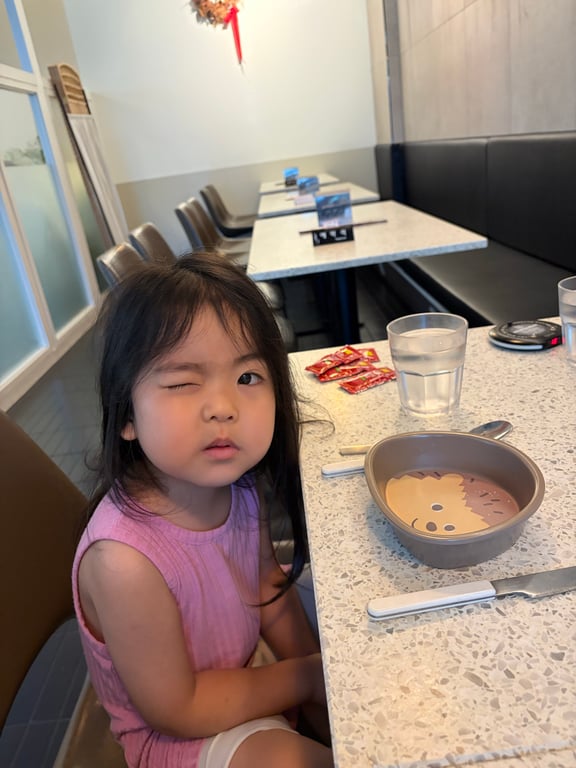 브런치빈에서 자리에 앉은 딸아이