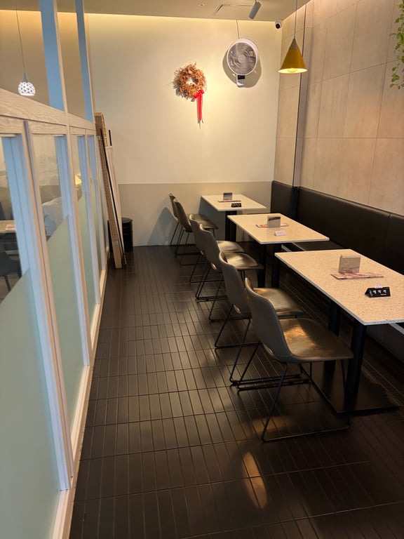 브런치빈 신도림 내부 좌석 배치 긴 테이블