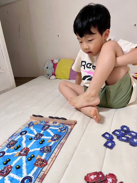 토이배틀 보드게임을 즐기는 아이 전신 모습 — 게임에 집중하는 순간
