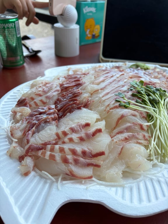 노량진 수산시장에서 구입한 넙치회 — 흰살생선 회 플레이팅