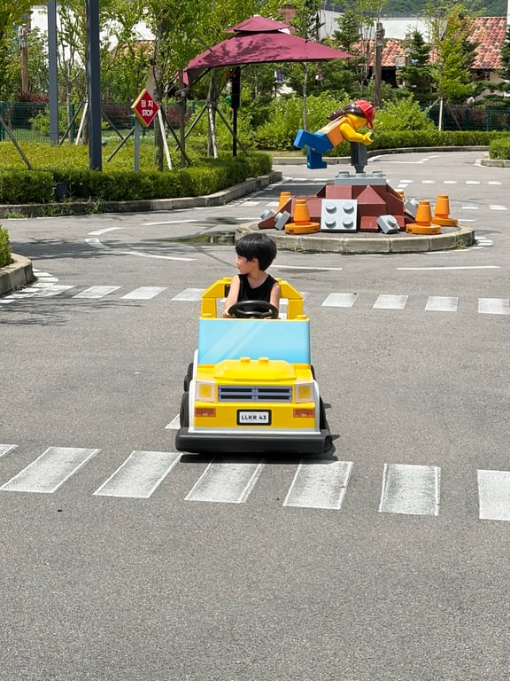 노란색 레고 자동차를 직접 운전하는 아들, 미니 도로와 정지 표지판