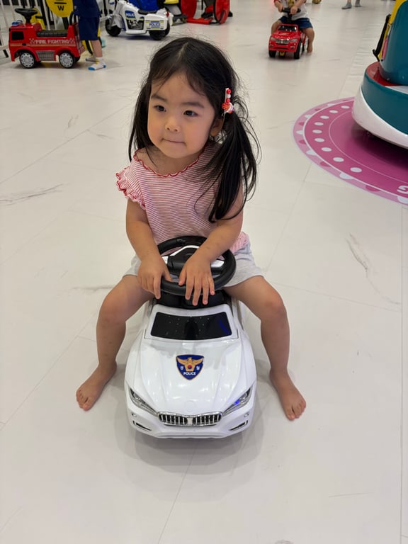 월드킹 구로점에서 경찰차 붕붕이 타는 아이