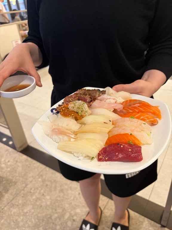 다이닝원 청량리점 연어 참치 흰살생선 다양한 초밥 한 접시 가득