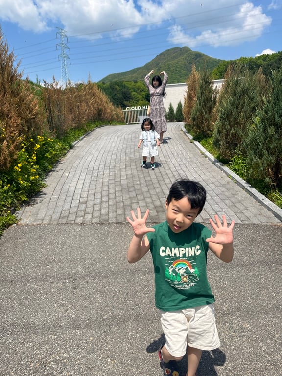 Cloud Hill 가평 양떼목장 넓은 입구 산책로를 걷는 가족