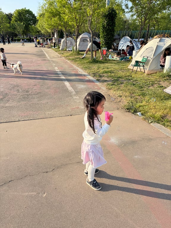 구리한강시민공원 넓은 산책로와 잔디밭 전경