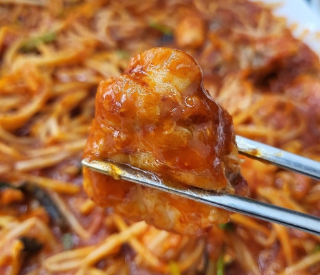 한결통 아구찜 전체 모습 — 김 모락모락, 맛깔스러운 색감