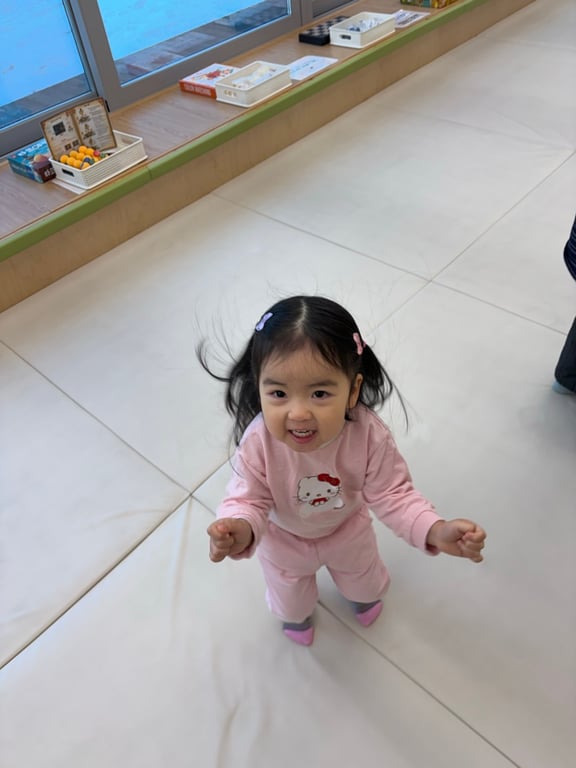 서울형 키즈카페 실내에서 신나서 달려오는 4세 여아