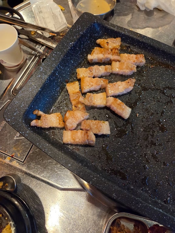 김숙성 불판 위 숙성 목살 구운 것들 나란히