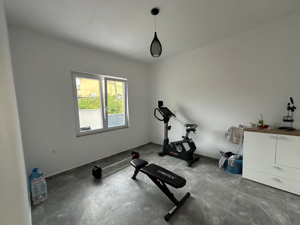 VENDITA VILLA • Buona posizione strategica molto vicino alla scuola Eftali Koci e alla nuova strada a Currila.