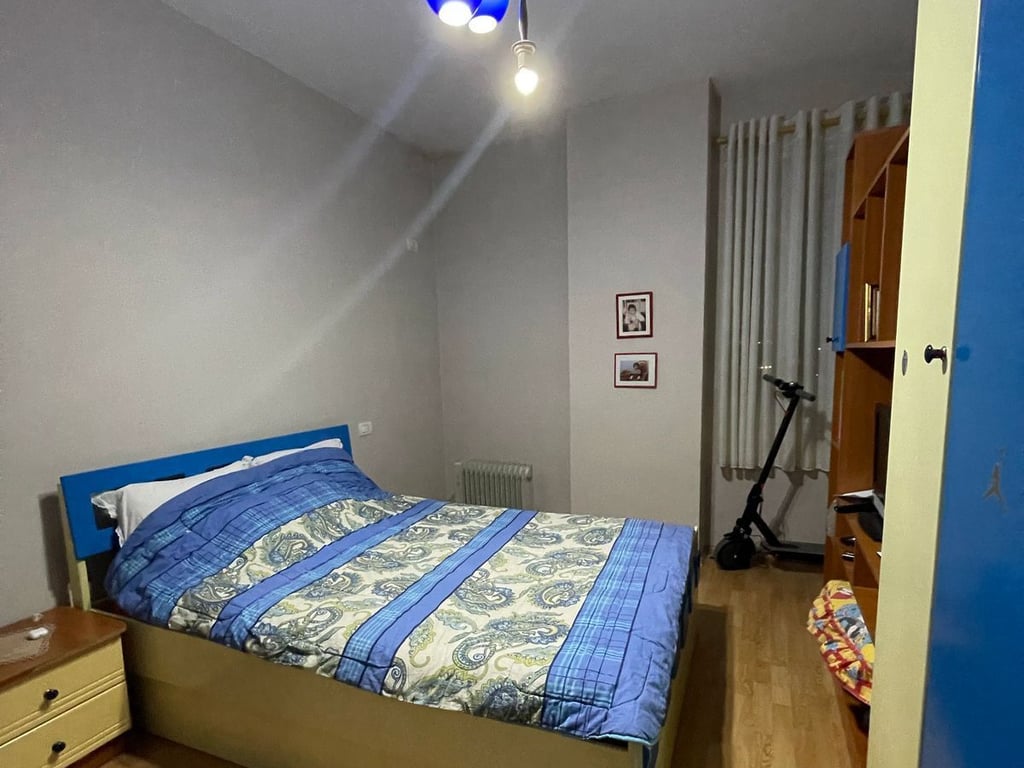 Jepet me qera Apartamenti 2+1, rruga Besim Alla prane pallateve Cabej ( Yzberisht)  Cmimi: 450 euro 