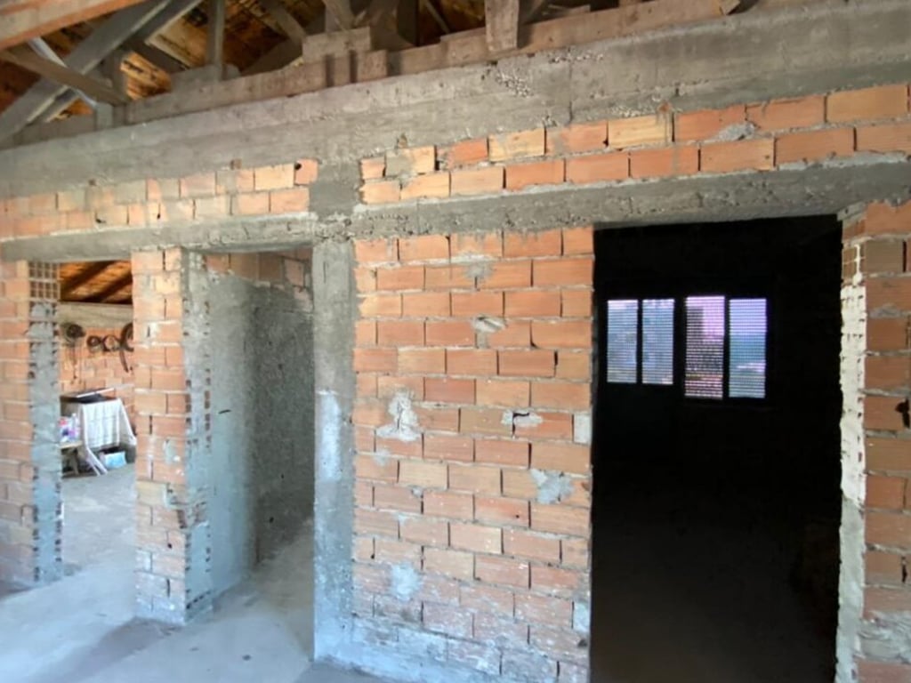 😍🏤A 4-story building is for sale by the road near "Supermarket Myftiu 2", a few meters from the main boulevard "Indrit Cara", Kavajë.