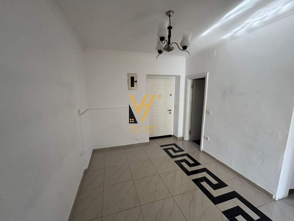 JEPET ZYRE 100 M2 ME QERA TE MINE PEZA 80.000 LEKE