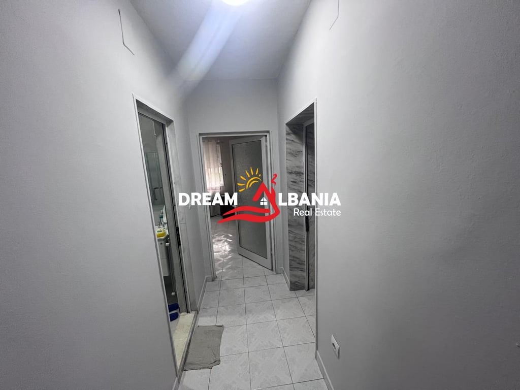  Apartament me qera 2+1 në Komunën e Parisit – Mobilim bashkëkohor dhe vendndodhje ideale!