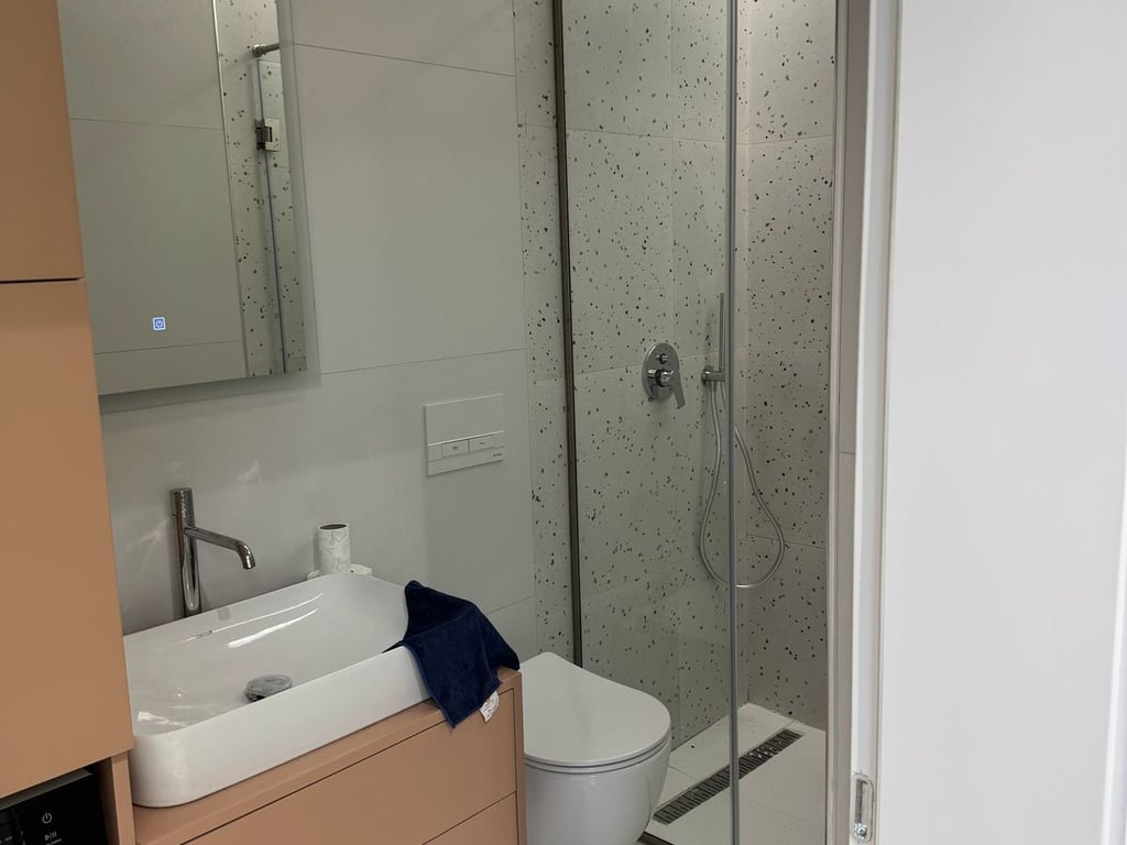 Affittasi appartamento 1+1 appena arredato, Via 5 Maggio, dietro il Concord Center. Prezzo: 450 euro.