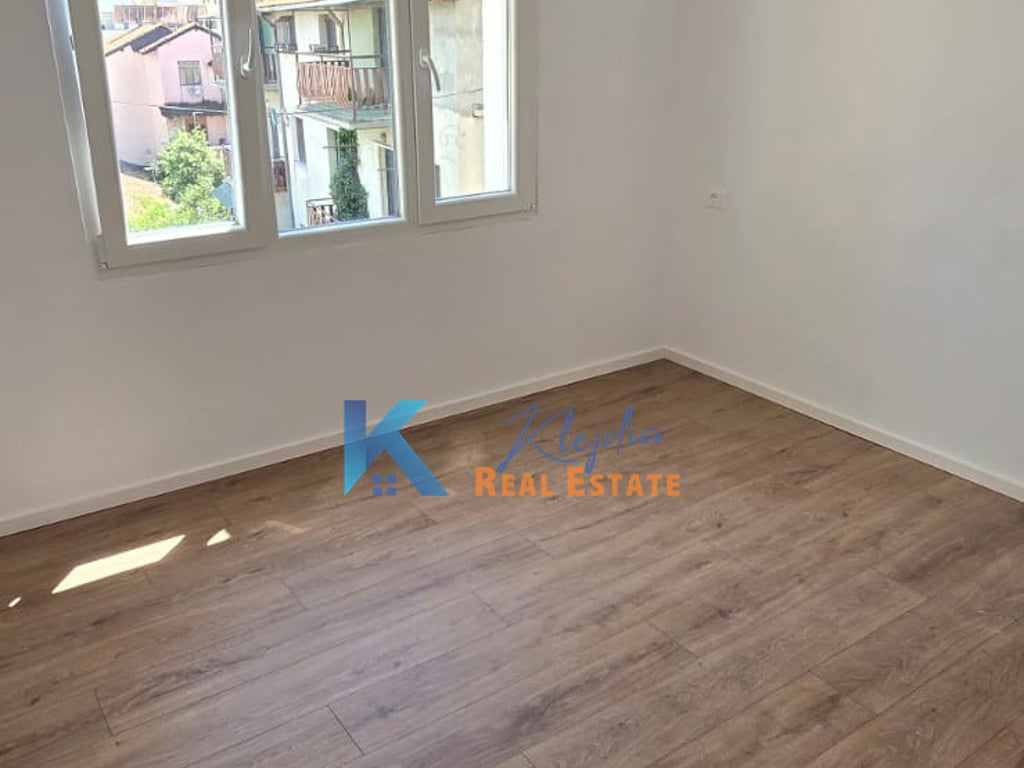 2+1 per SHITJE te Rruga e Kavajes, afer Poliklinikes nr.9