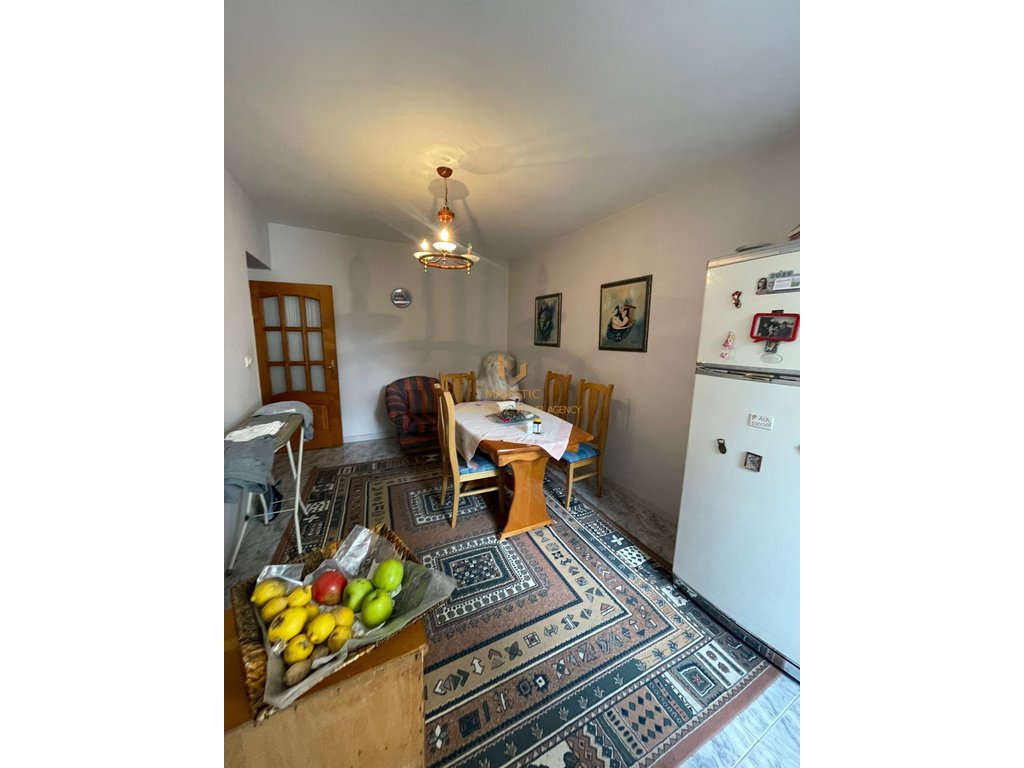 Vendesi appartamento 3+1 al Mozaiku di Tirana per 180000 euro.