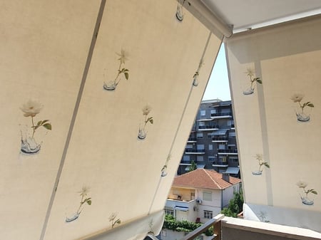 An apartment 1+1 is for rent at 21 Dhjetori for 550 euros.
