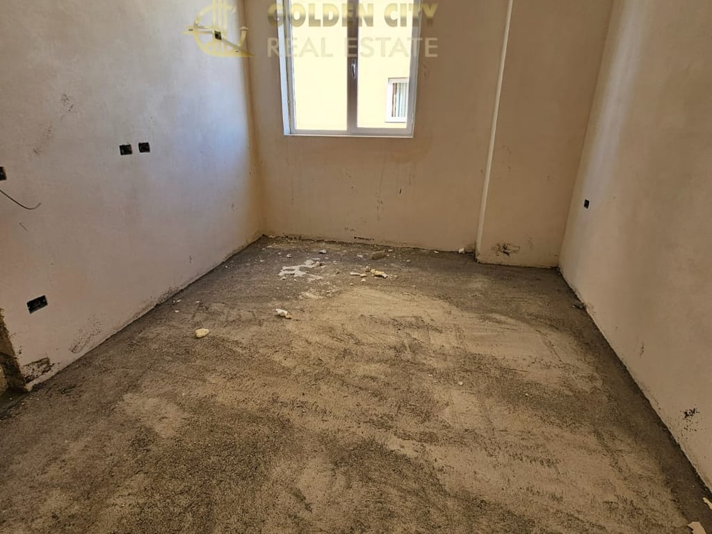 Shitet super apartament 1+1. spitall