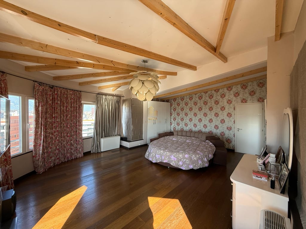 Shitet, Dublex 3+1+3, Ish Stacioni i fundit i Tiranes se Re, 2000 Euro/m²